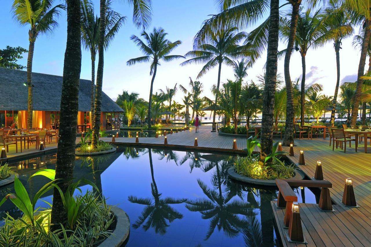 Trou Aux Biches Beachcomber Golf Resort & Spa Esterno foto The resort at night