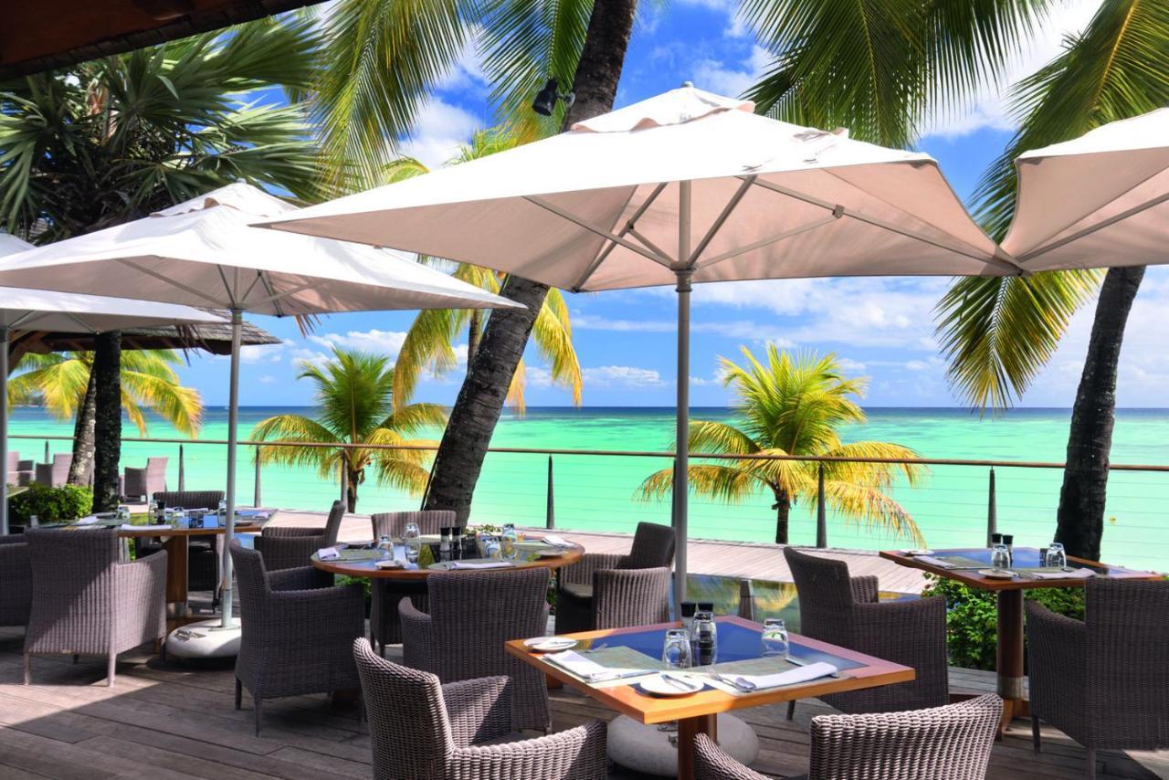 Trou Aux Biches Beachcomber Golf Resort & Spa Esterno foto Beachfront dining at the resort
