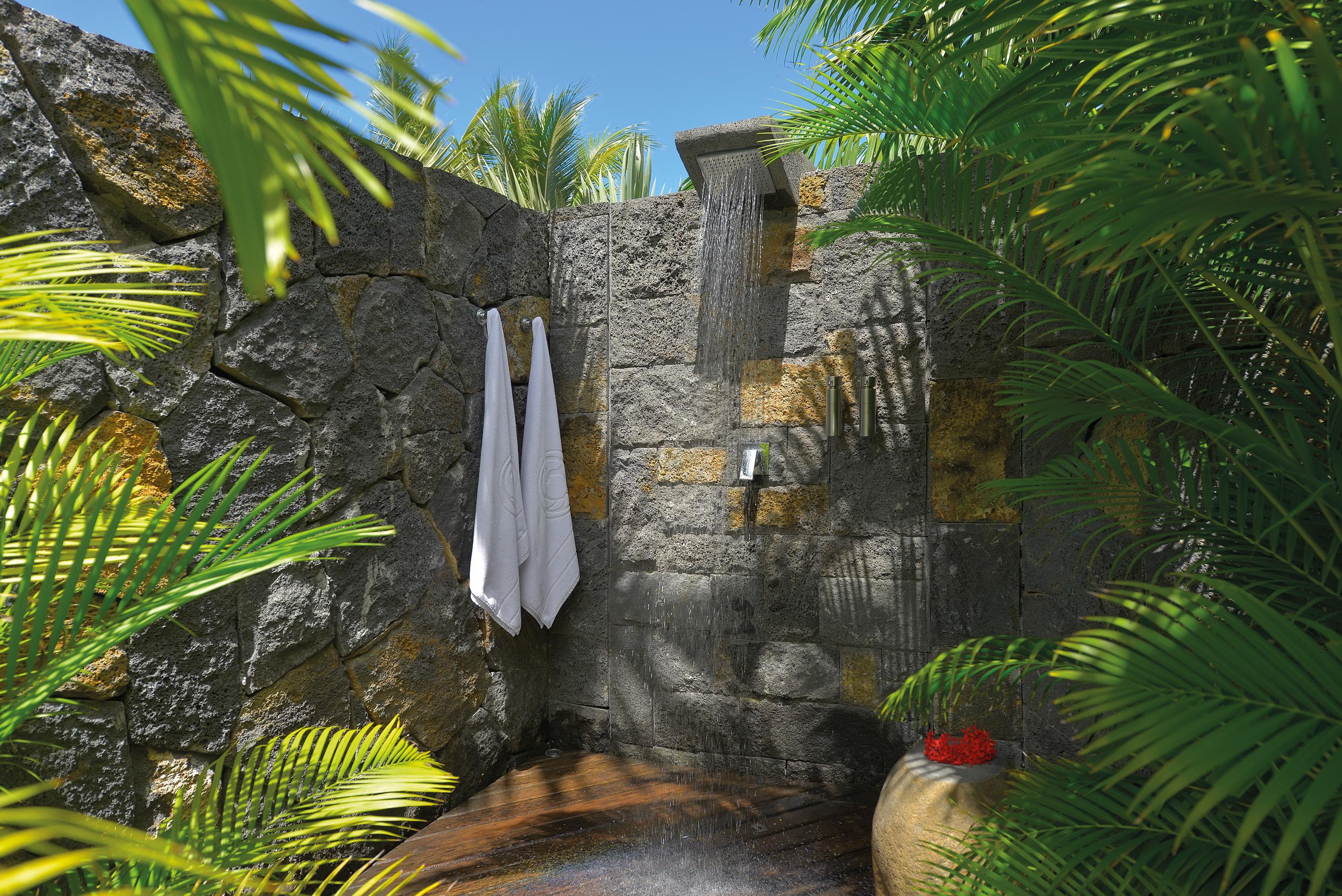 Trou Aux Biches Beachcomber Golf Resort & Spa Esterno foto A shower in a tropical garden