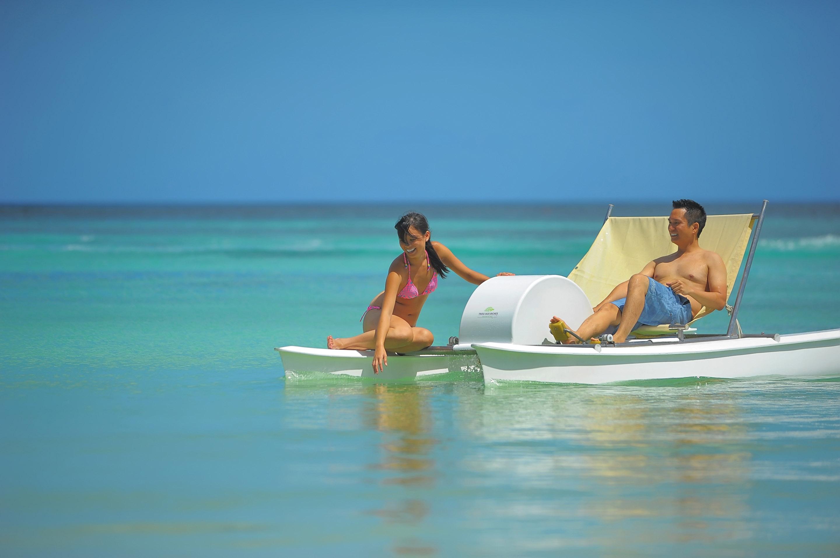 Trou Aux Biches Beachcomber Golf Resort & Spa Esterno foto A couple on a pedal boat