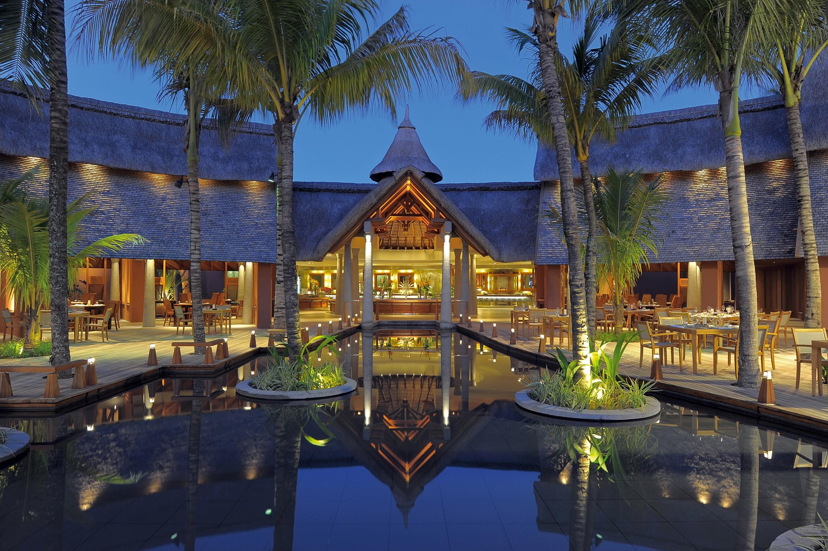 Trou Aux Biches Beachcomber Golf Resort & Spa Esterno foto The restaurant at the resort