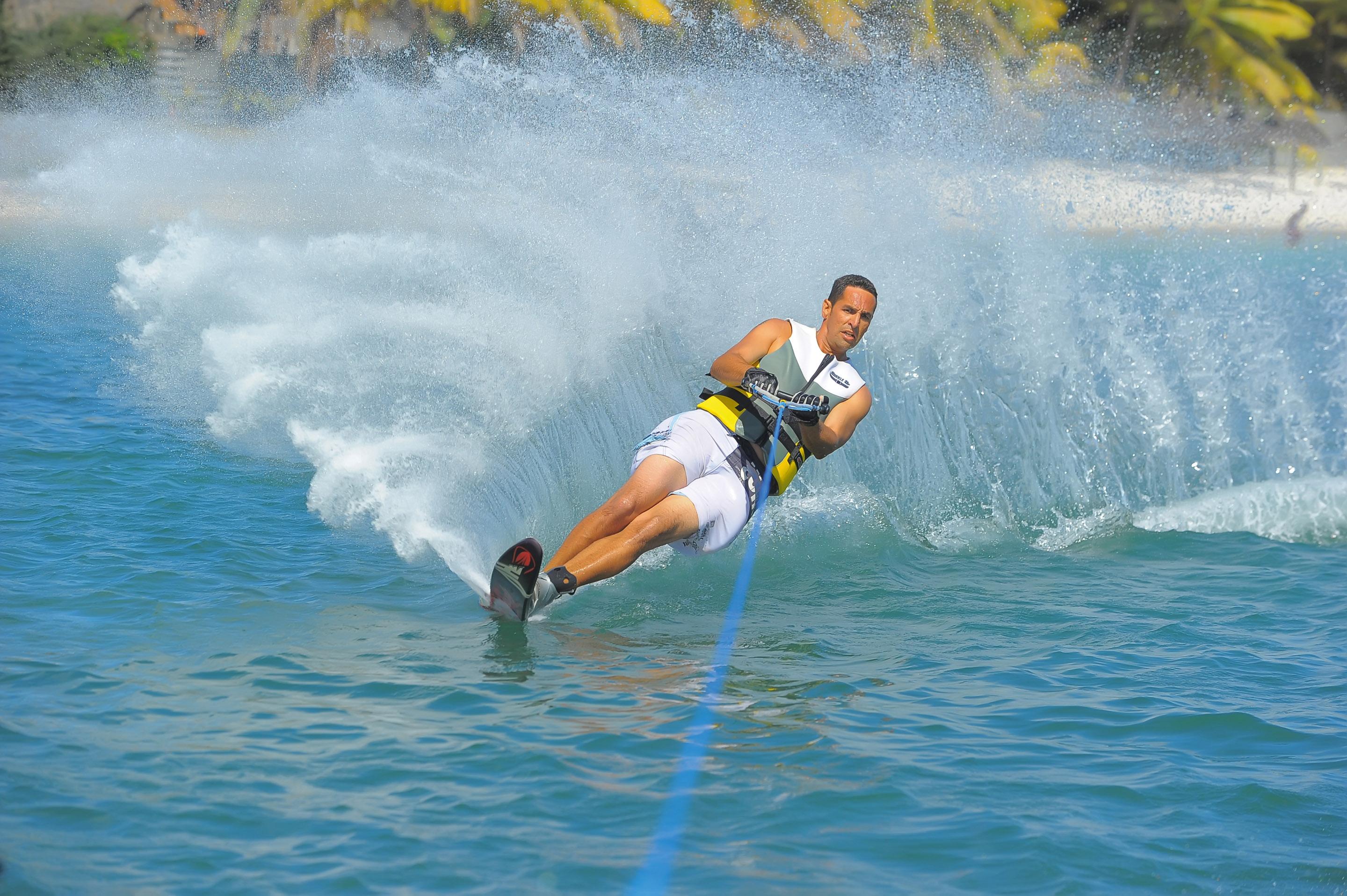 Trou Aux Biches Beachcomber Golf Resort & Spa Esterno foto A barefoot skier