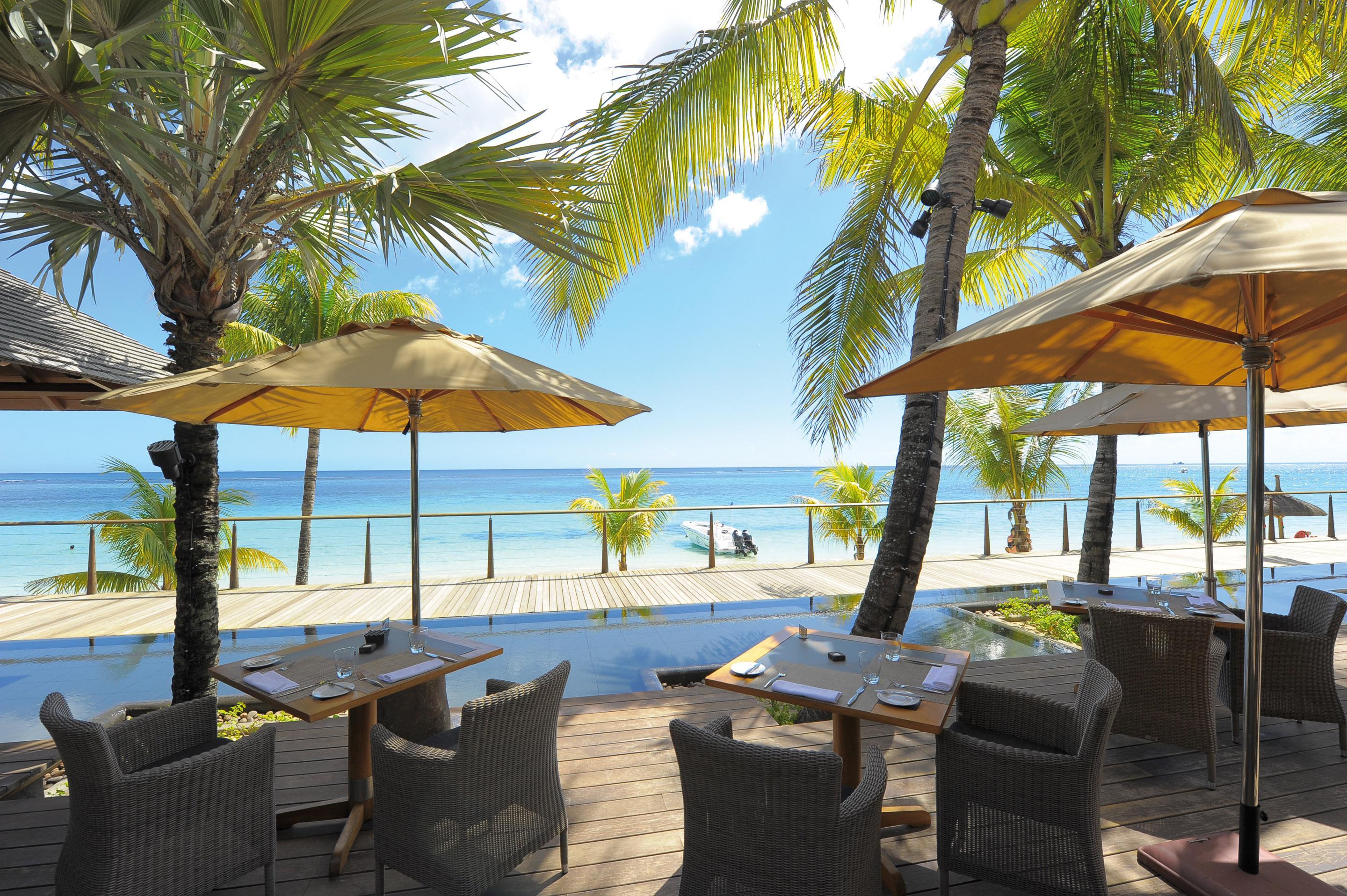 Trou Aux Biches Beachcomber Golf Resort & Spa Esterno foto Beachfront dining at the resort