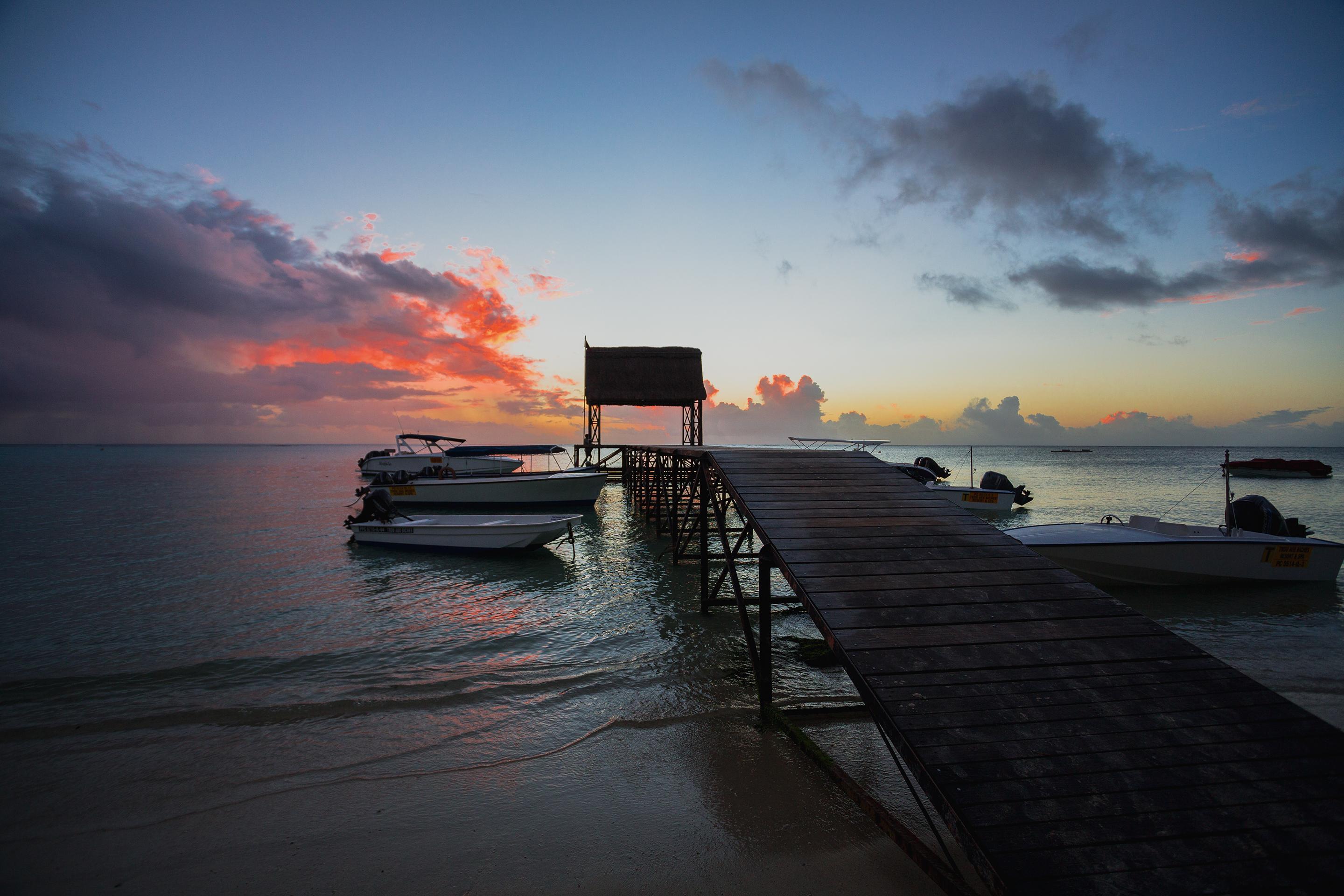 Trou Aux Biches Beachcomber Golf Resort & Spa Esterno foto Sunset at the pier