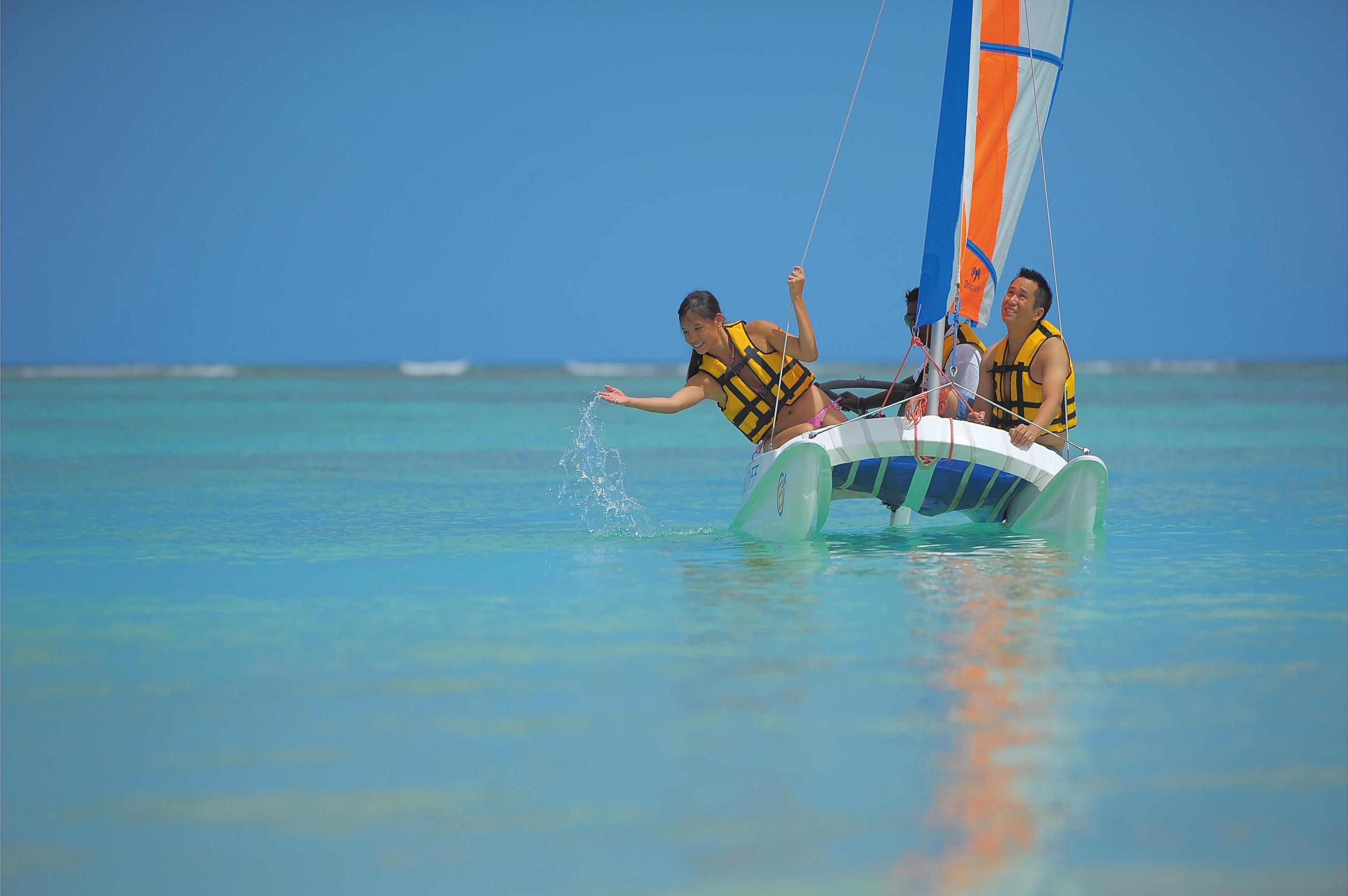 Trou Aux Biches Beachcomber Golf Resort & Spa Esterno foto A catamaran in the Caribbean