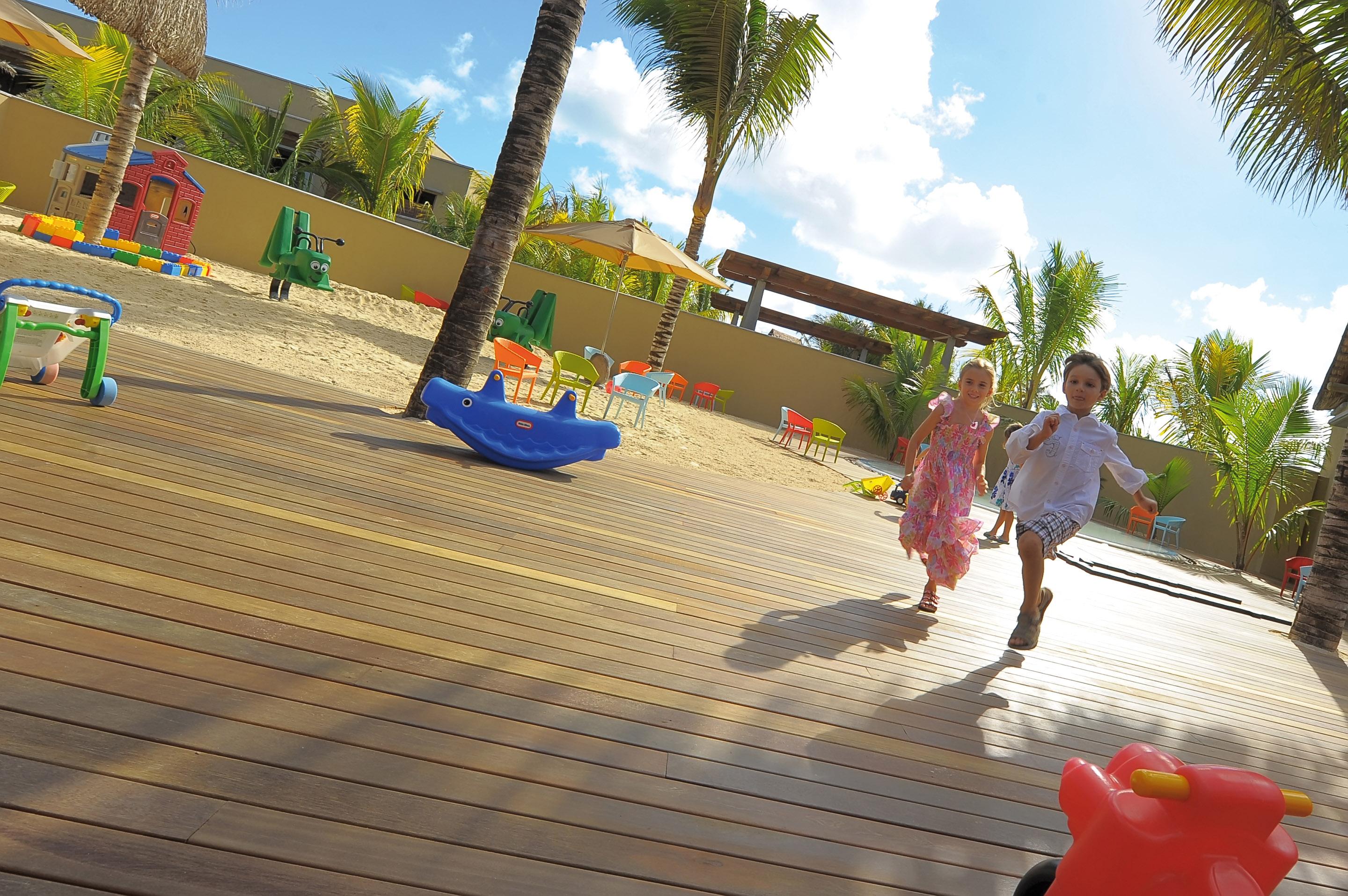 Trou Aux Biches Beachcomber Golf Resort & Spa Esterno foto Children playing at the resort