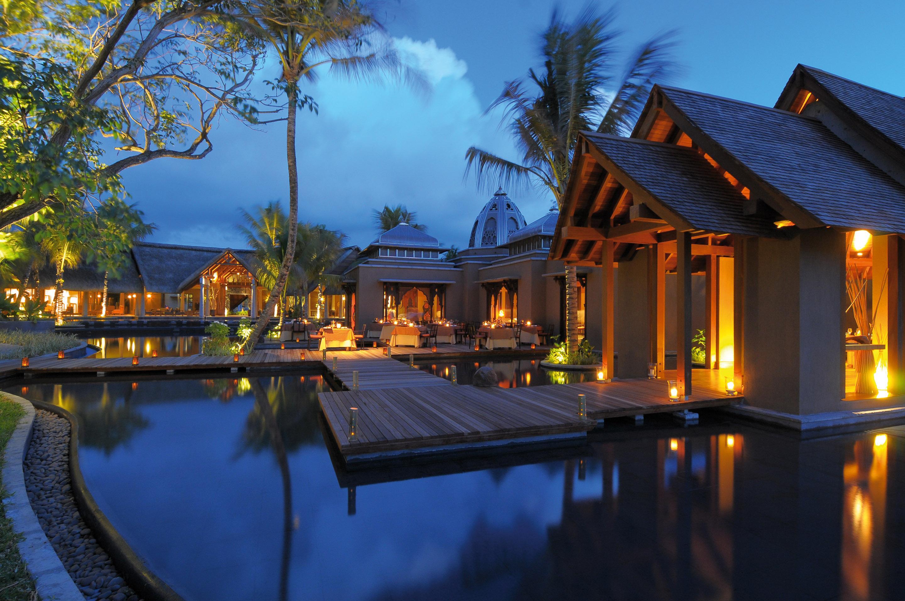 Trou Aux Biches Beachcomber Golf Resort & Spa Esterno foto The resort at night