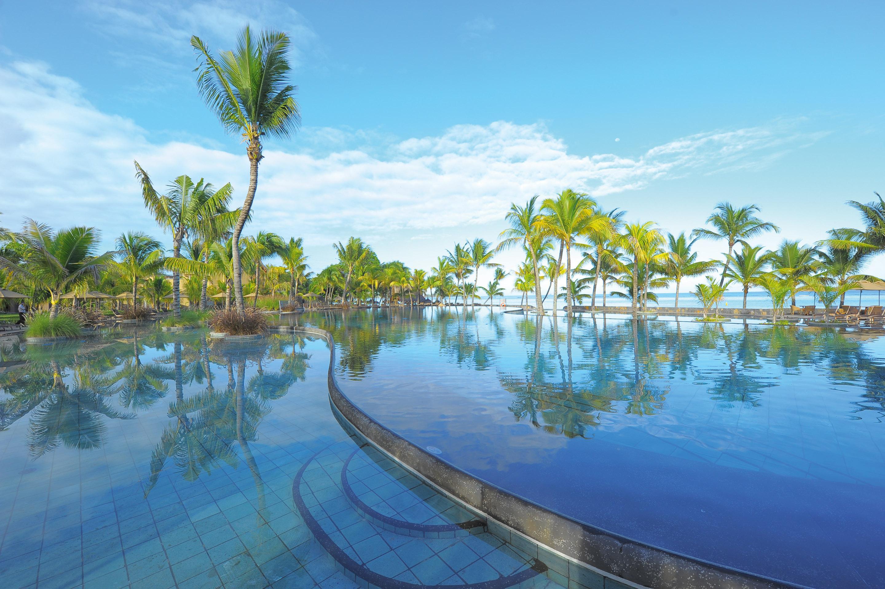 Trou Aux Biches Beachcomber Golf Resort & Spa Esterno foto Infinity pool at the Hilton Maldives Iru Veli
