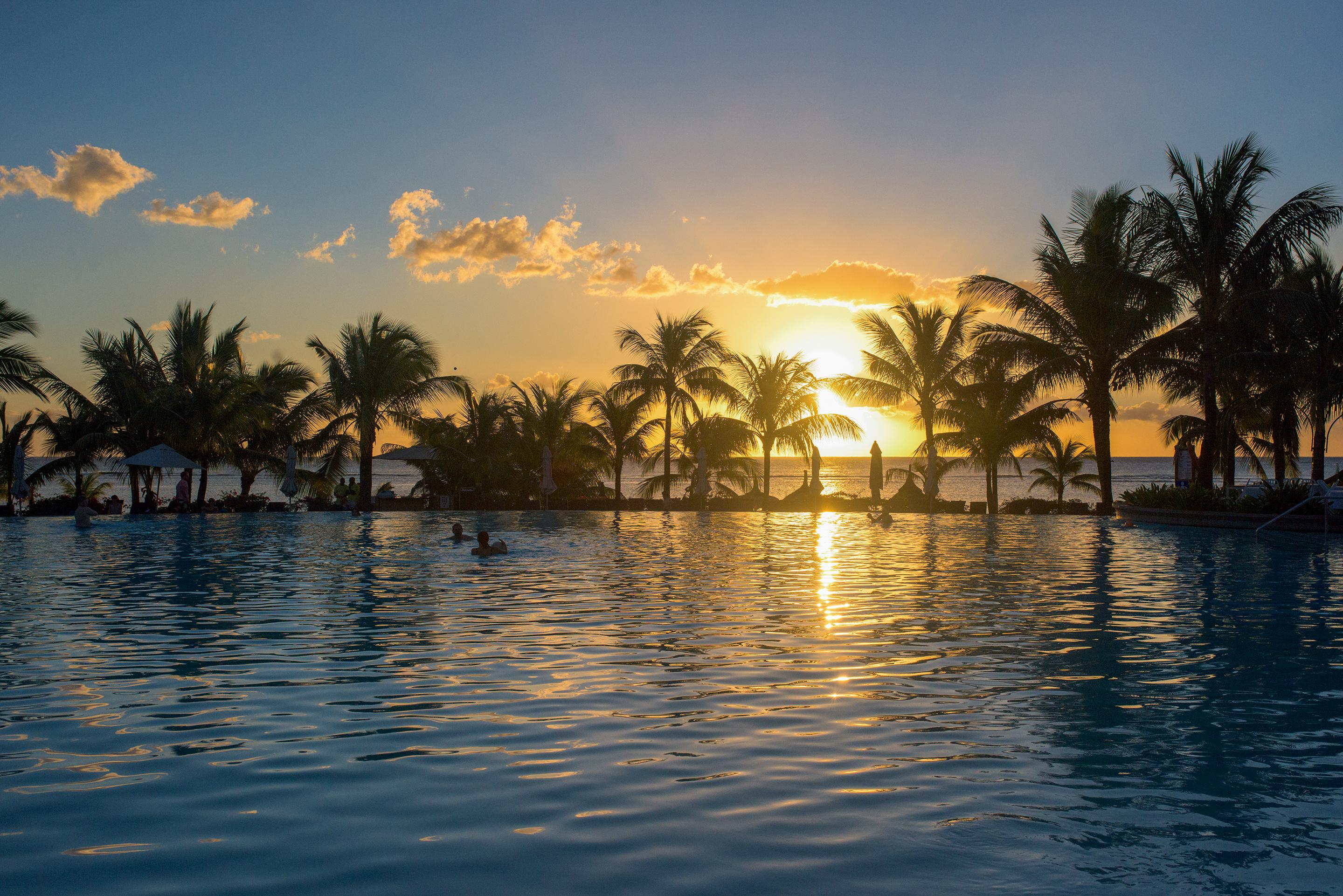 Trou Aux Biches Beachcomber Golf Resort & Spa Esterno foto Sunset at the Atlantis Paradise Island